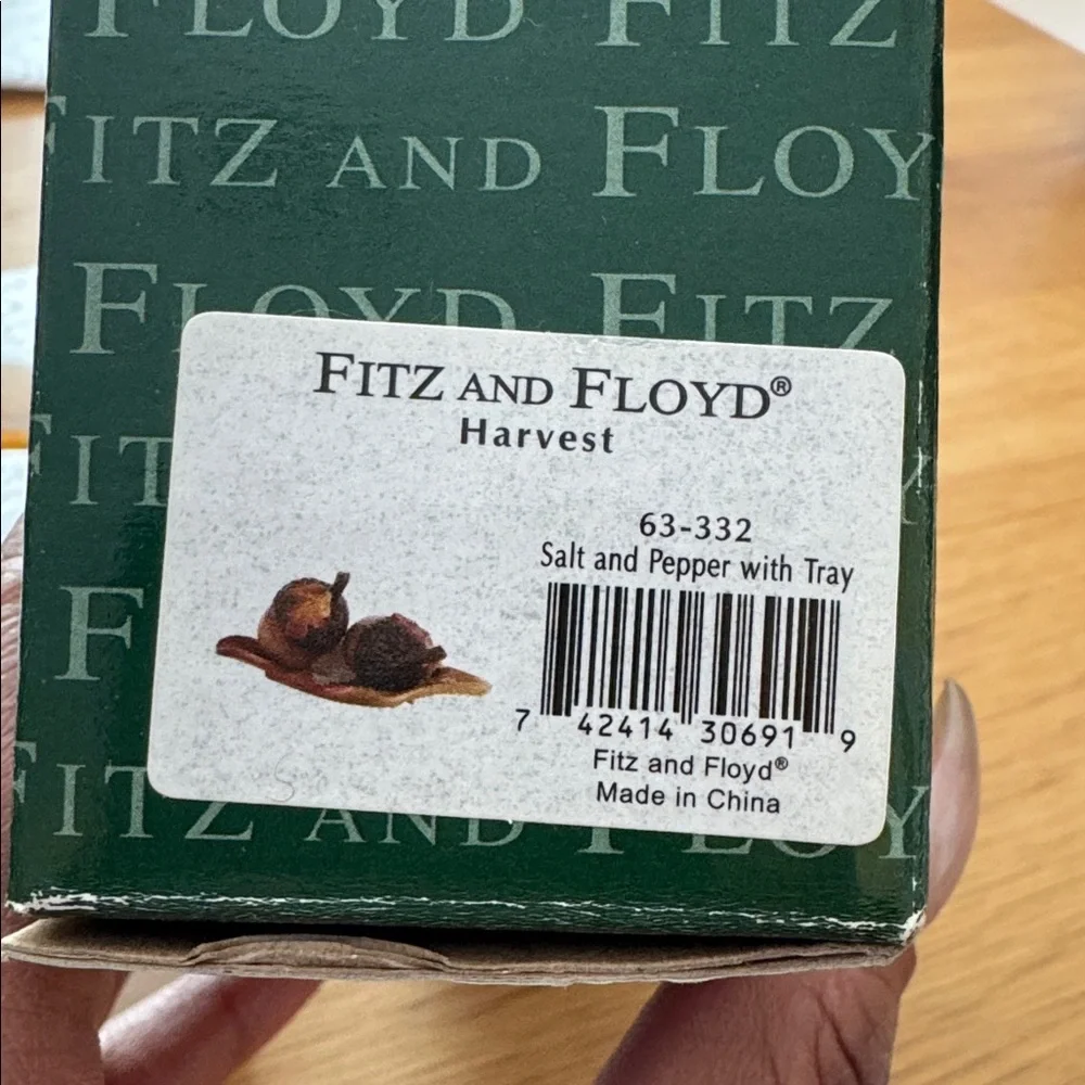 Fitz & Floyd Harvest Acorn Salt & Pepper w/ Leaf Tray